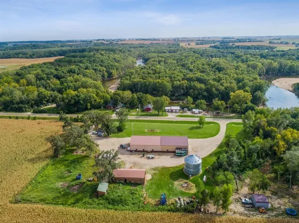 3137 Coggon Rd, Coggon, IA 52218