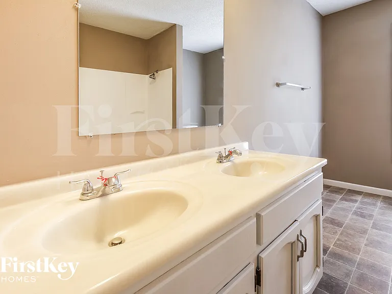 7714 NW 69th Ter — Photo 9