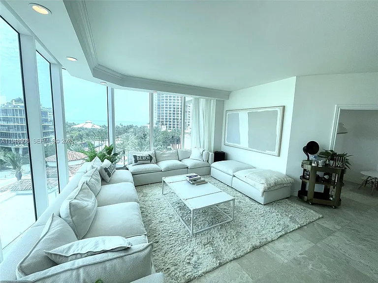 300 S Pointe Dr #705 — Photo 3