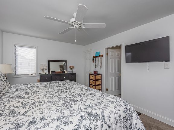 4th image of 133 Wesley Ave #2