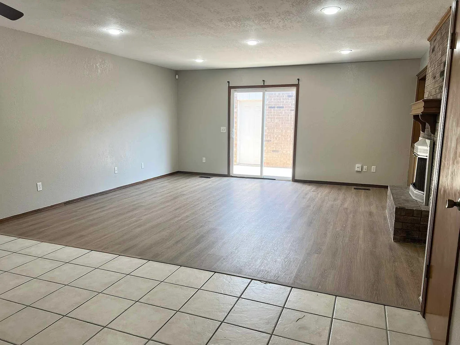 2 bed, 2.5 bath, 1634 sqft, $1,300 — Photo 2
