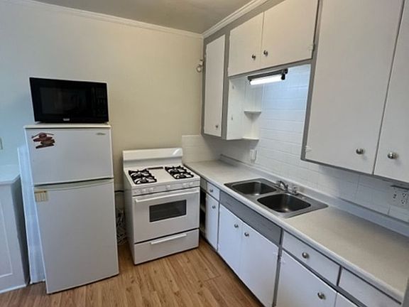 5th image of 2057 Laurel Ave APT 9