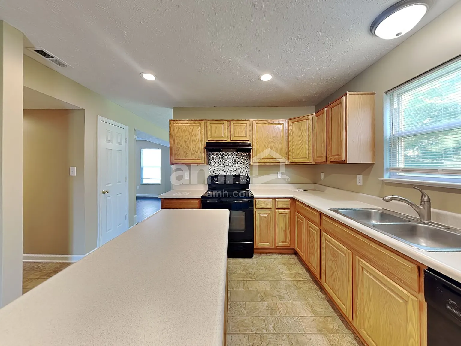 4 bed, 2.5 bath, 2105 sqft, $2,215 — Photo 3