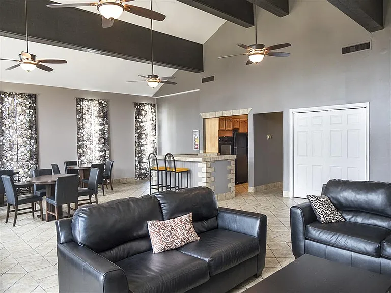 Yorktown Colony Apartments — Photo 7