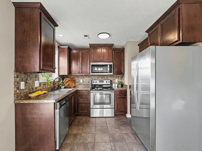 1304 Freedom Dr — Photo 9