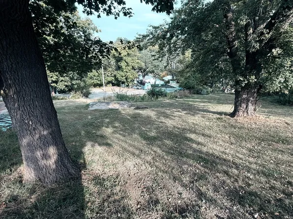 1288 Lakeshore Dr, Brooklyn, IA 52211