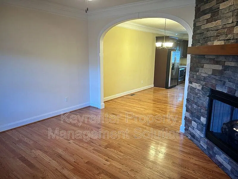 4 bed, 2.5 bath, 2400 sqft, $2,395 — Photo 3