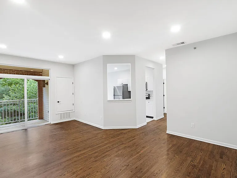 Columbia Court — Photo 28