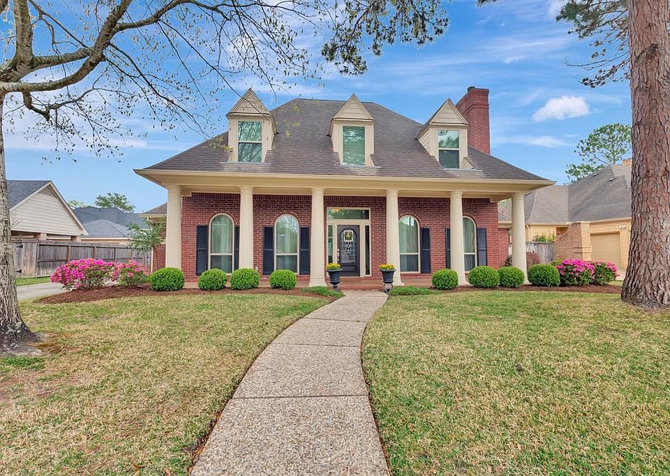 Classic Columned Colonial in Bay Oaks