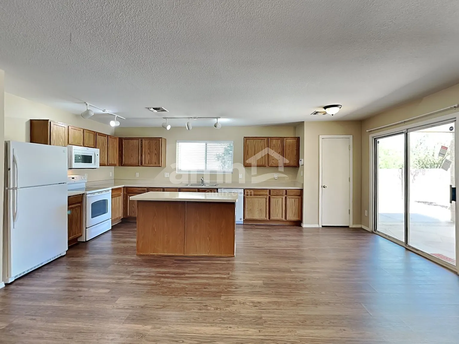 3 bed, 2.0 bath, 2082 sqft, $2,045 — Photo 4