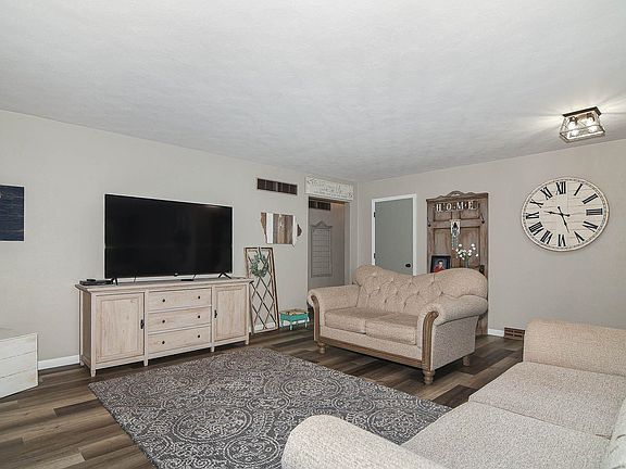 4th image of 3427 Crestwood Dr