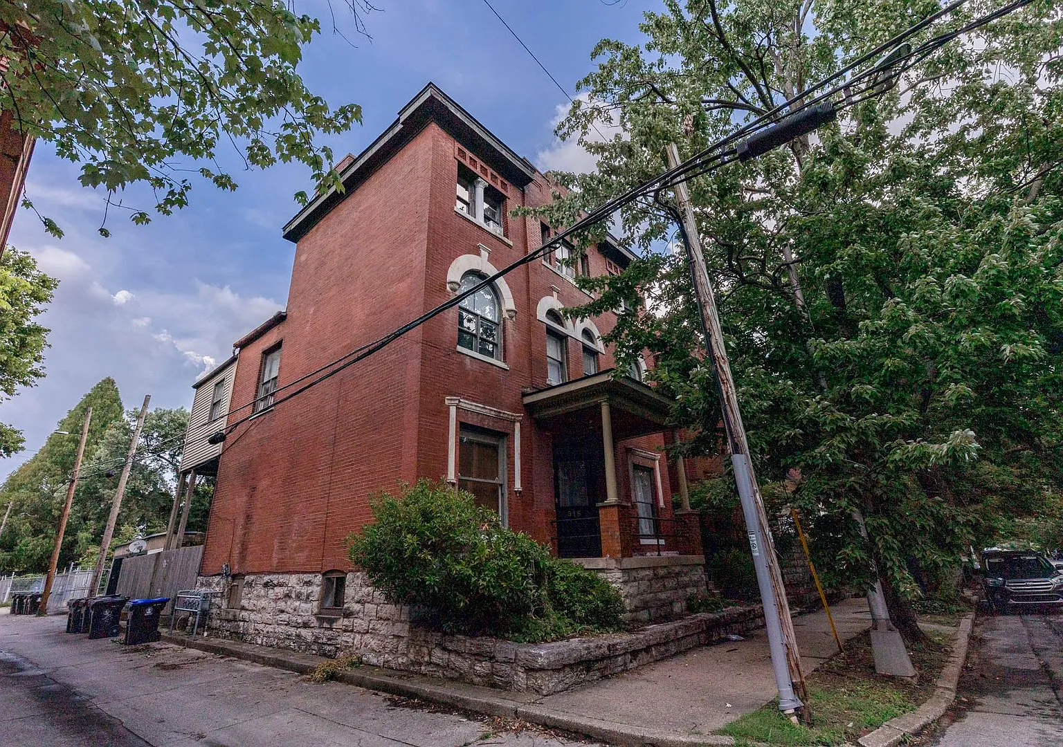315 W Lee St — Photo 3