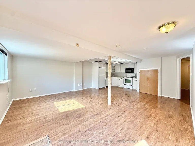 384 Leslie St — Photo 2