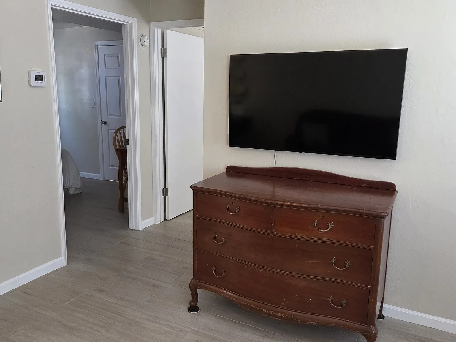 2 bed, 696 sqft, $2,400 — Photo 3