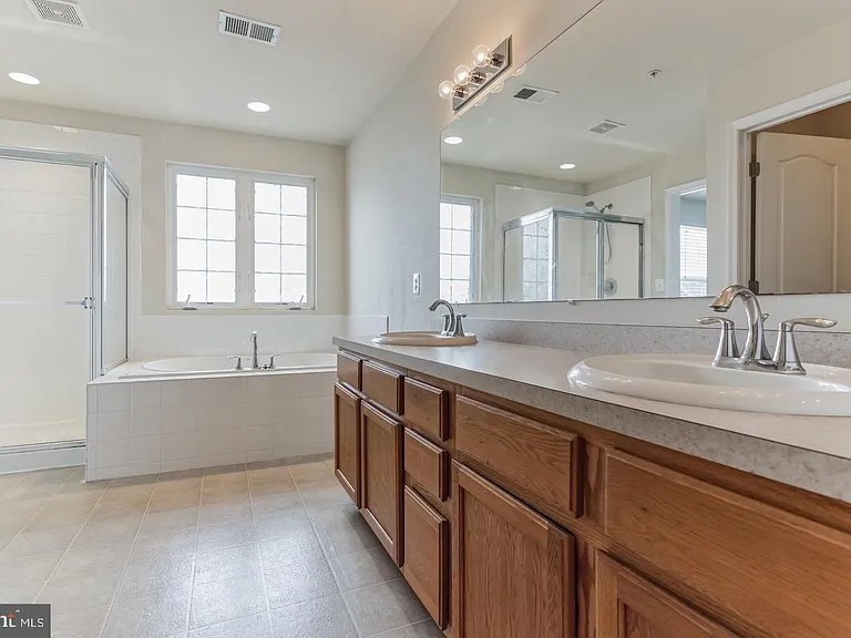 5065 Ottawa Park Pl — Photo 3