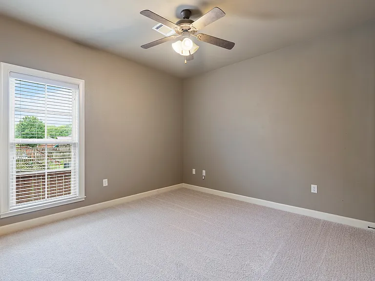 1300 Edge Valley Dr N — Photo 20