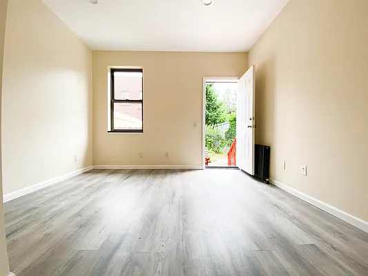 Rented by RealTegrity NY LLC | media 22