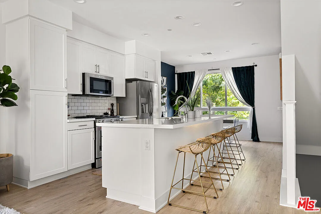 2 bed, 1370 sqft, $4,295 — Photo 2