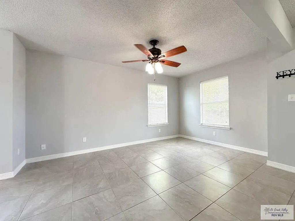 6 bed, 3.0 bath, 2774 sqft, $2,850 — Photo 2