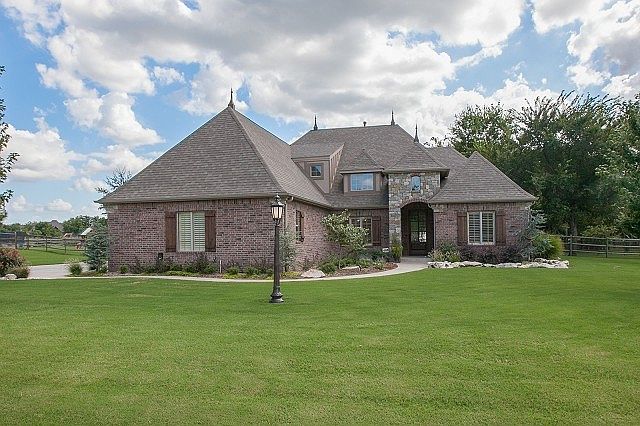 PRISTINE Contemporaty on 1 acre lot
