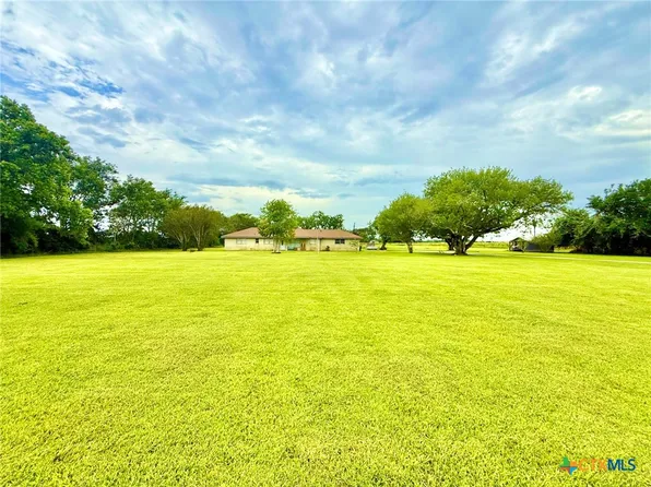3652 Fm 1822, Edna, TX 77957
