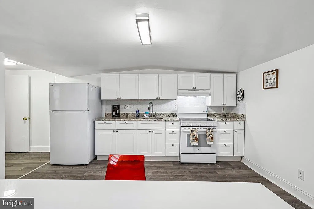 4 bed, 1.0 bath, 1055 sqft, $2,600 — Photo 4