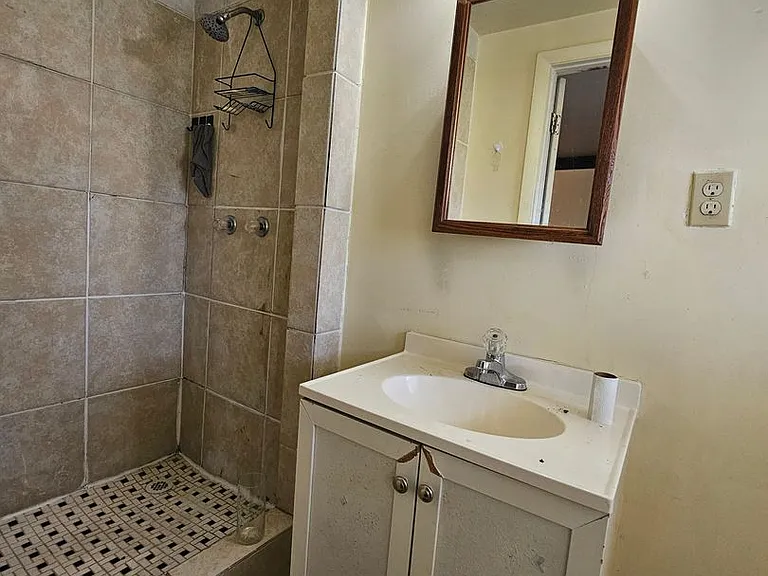2302 Burns St — Photo 11