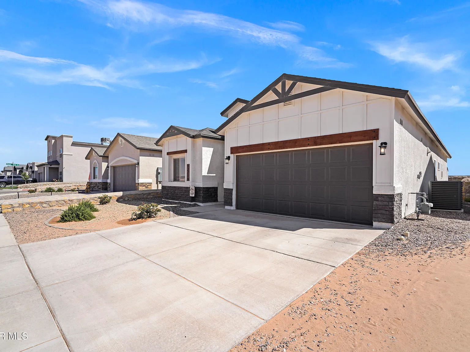 4 bed, 2.5 bath, 1805 sqft, $2,100 — Photo 2