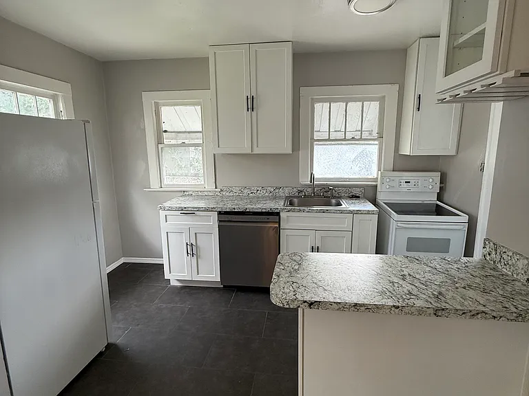 418 Broadway Ave #4 — Photo 4
