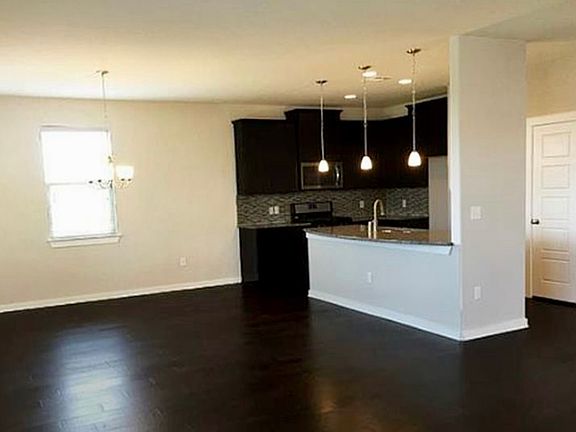 3rd image of 400 Eagle Brook Ln