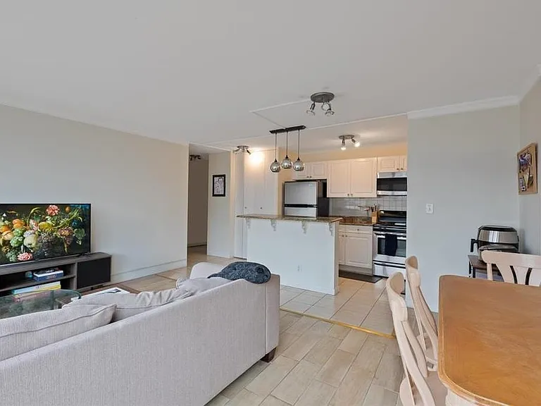 135 Montgomery St #20H — Photo 5