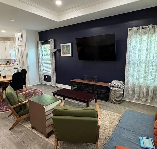 909 N Randolph Ave — Photo 3