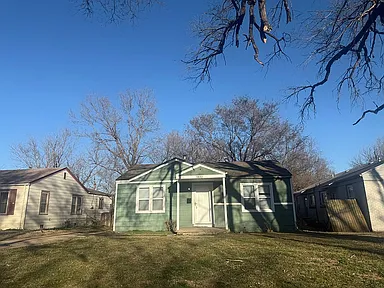 1832 N Minneapolis Ave — exterior photo