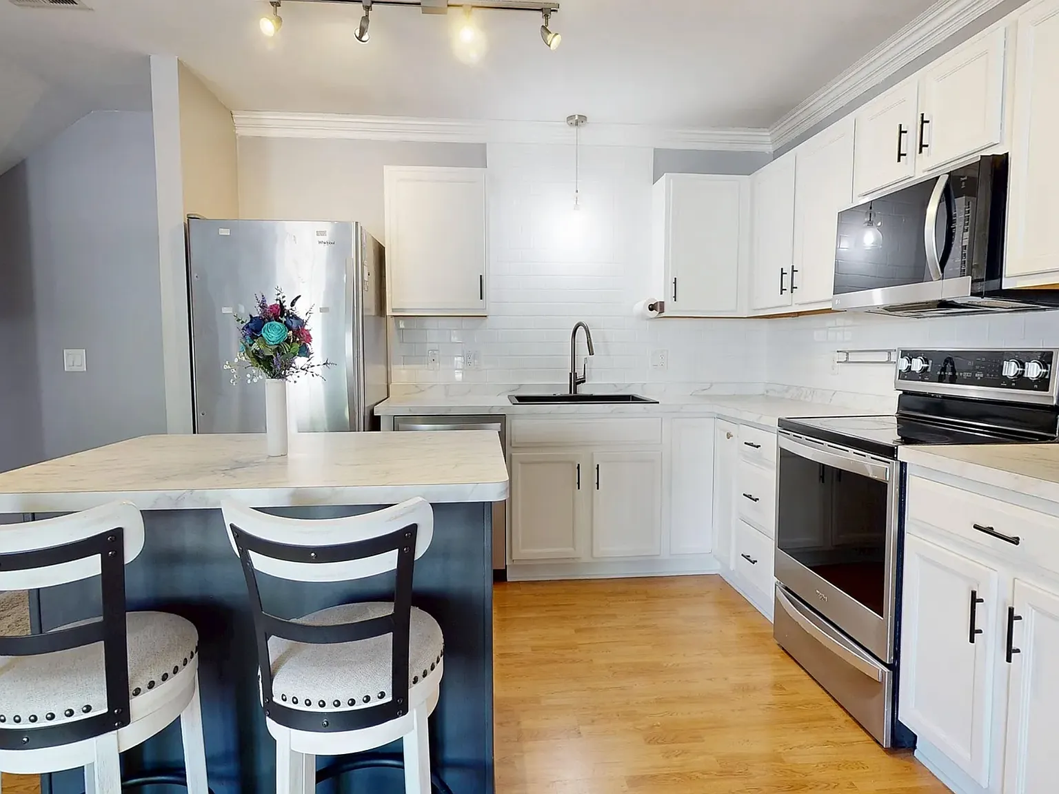 2 bed, 1056 sqft, $1,600 — Photo 3