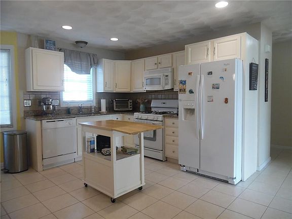4th image of 6 Tobie Ave #6
