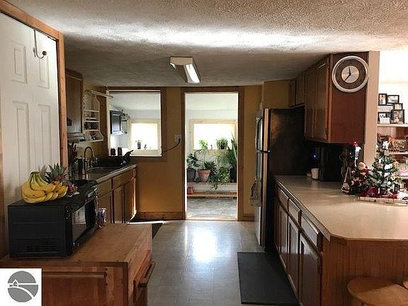 4th image of 3852 Brook Dr