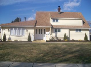 73 Goldenridge Dr, Levittown, PA 19057