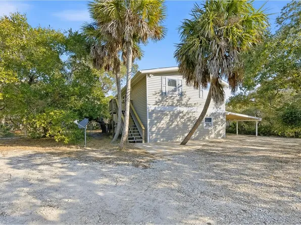 909 W Gulf Beach Dr, Eastpoint, FL 32328