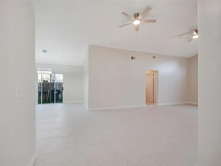 1542 Brook Hollow Dr — Photo 4