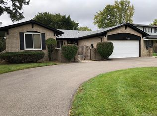 18185 Alta Vista Dr, Southfield, MI