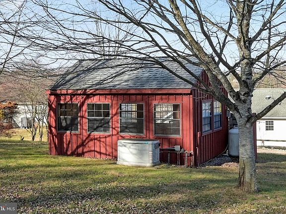 5th image of 686 Wynonah Dr