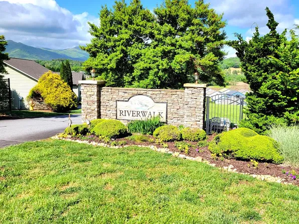 170 Riverwalk Cir, Hayesville, NC 28904