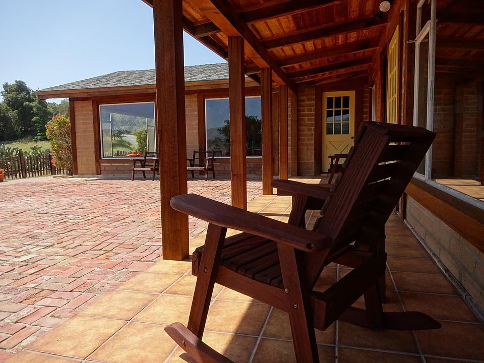 Front patio, also has built in bar-b-q