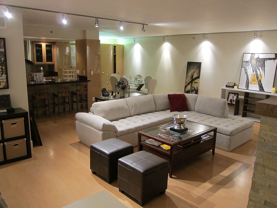 1st image of 600 W 9th St APT 606