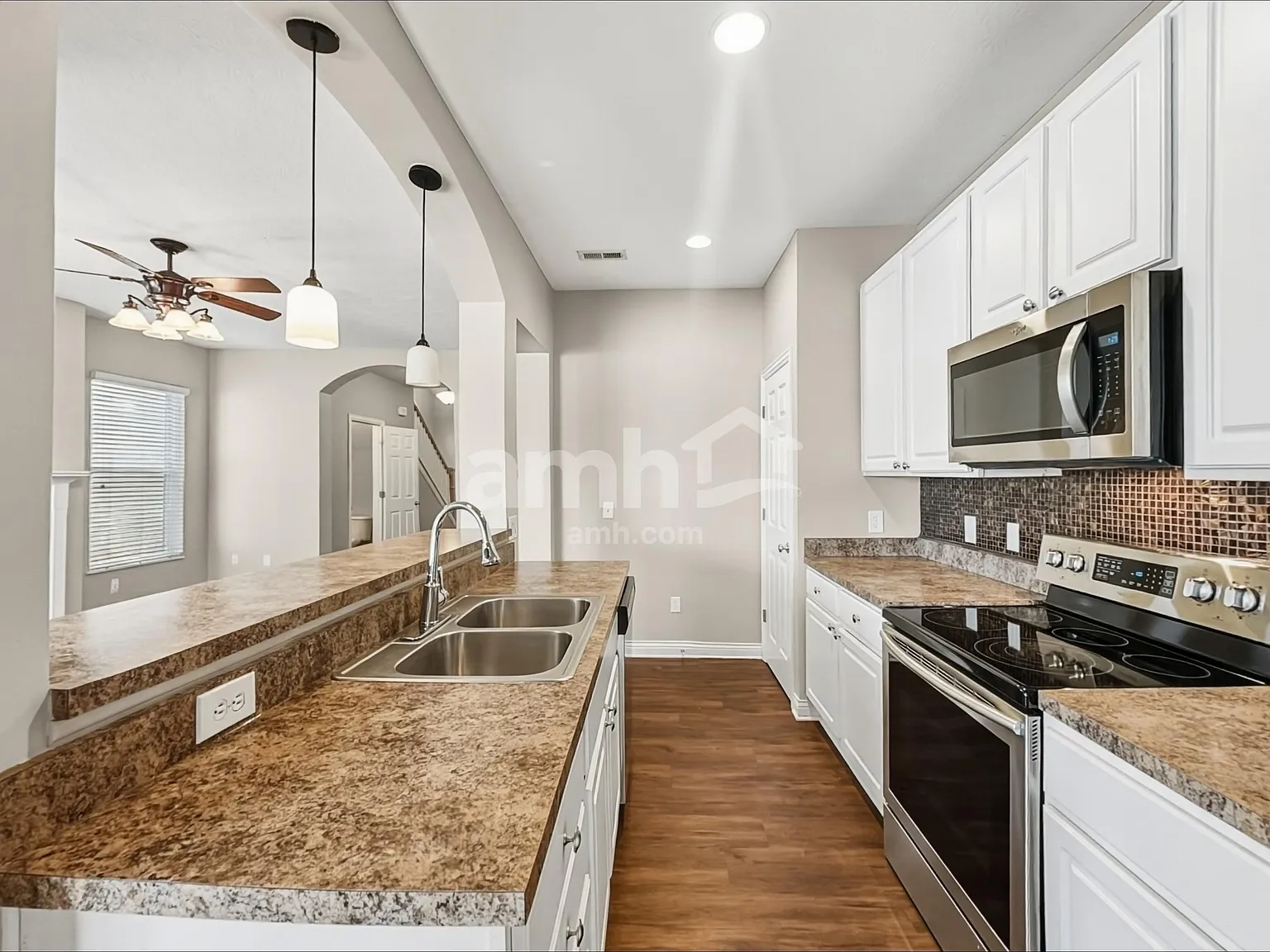 3 bed, 2.5 bath, 1900 sqft, $2,470 — Photo 3