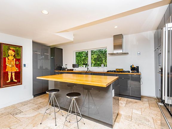 4th image of 575 W 50th St