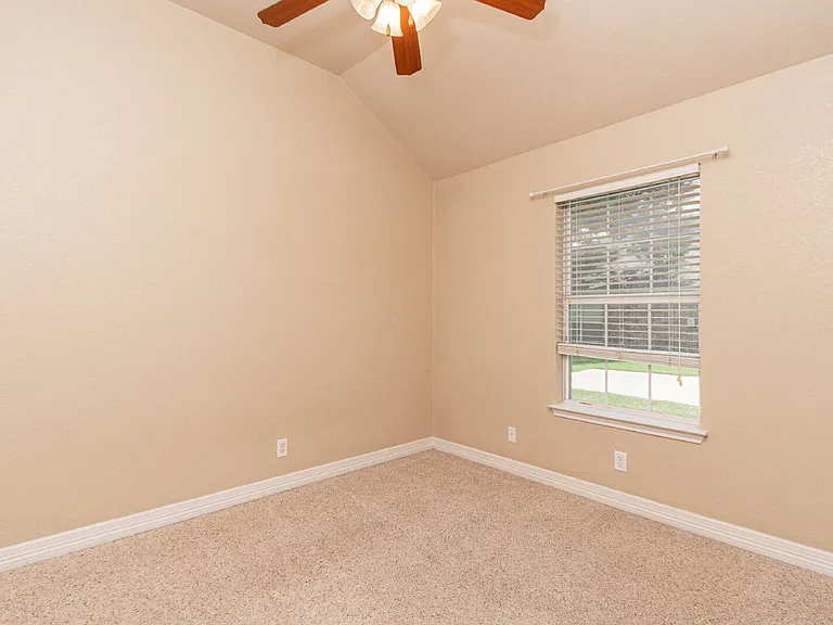 1401 Saxon Cir — Photo 23