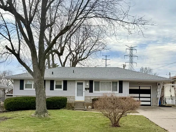 470 Hundley Dr, Florissant, MO 63031