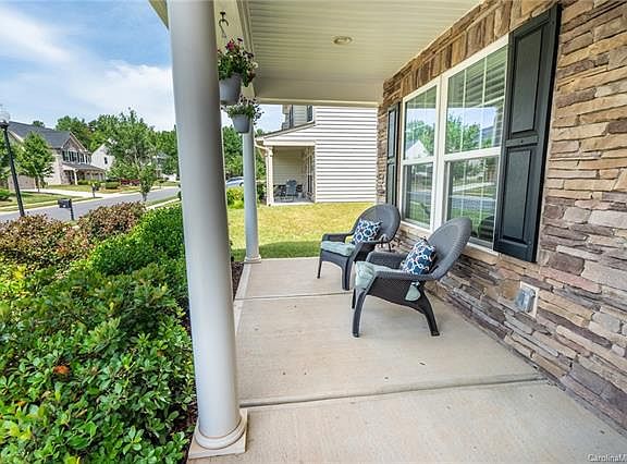 4th image of 1402 Yellow Springs Dr