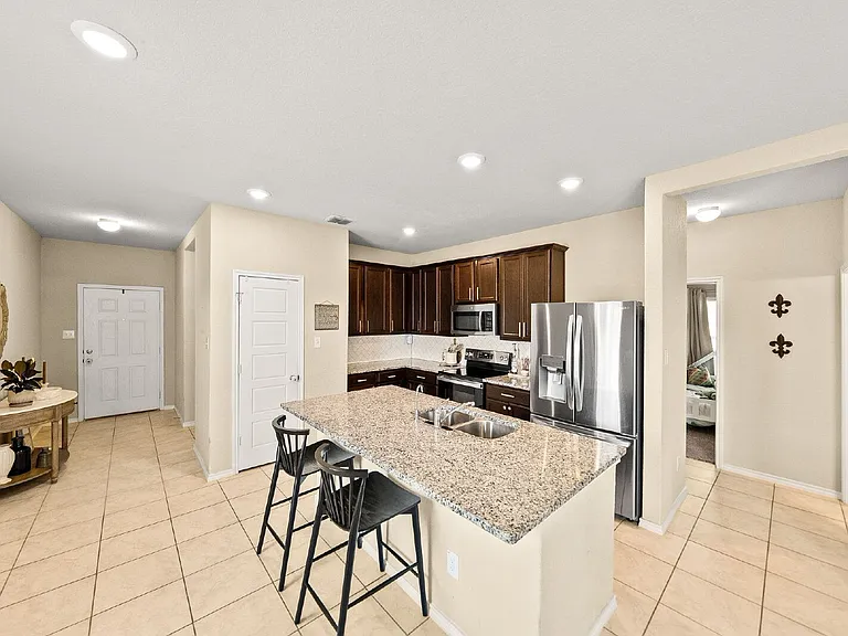 5702 Cicada Cir — Photo 10